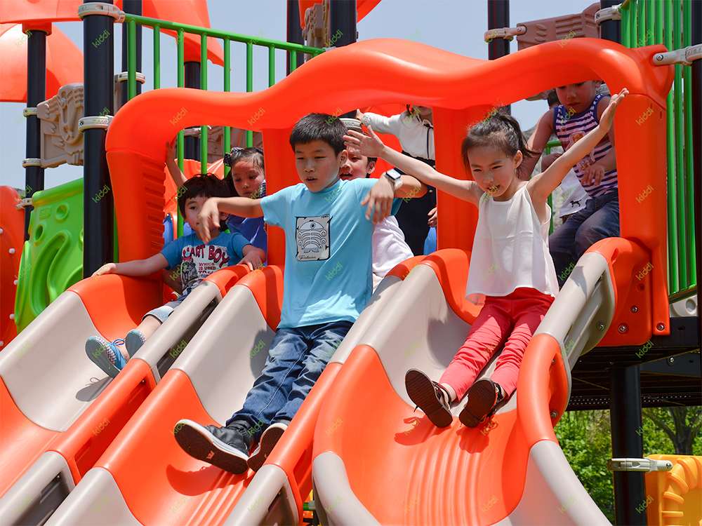 Сегментированная пластиковая направляющая, изготовленная из алюминиевой ротационной формы.